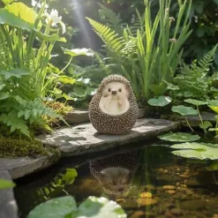 Bébé hérisson en boule en résine