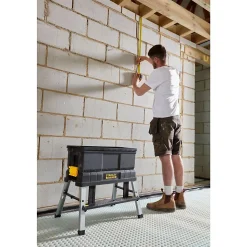 Caisse à outils vide plastique Stanley 63 cm avec marchepied intégré