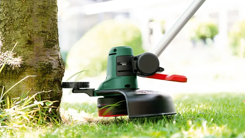 Coupe-bordures sans fil sur batterie 18V Bosch UniversalGrassCut (vendu sans batterie ni chargeur)