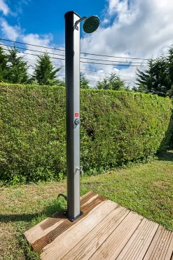 Douche solaire en PVC avec rince pieds et réservoir de 35L