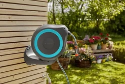 Dévidoir mural automatique RollUp Gardena équipé avec tuyau d'arrosage 20m