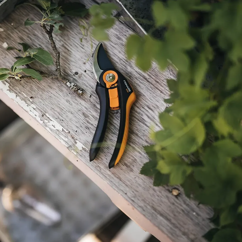 Sécateur à lame franche Fiskars Plus™ (P541)