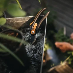 Sécateur à lame franche Fiskars Plus™ (P541)